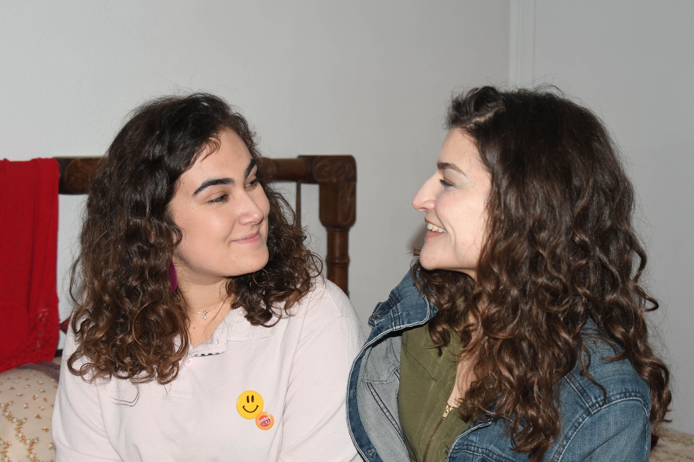 Rocío (young Elisa) and Paz (old Elisa) posing.