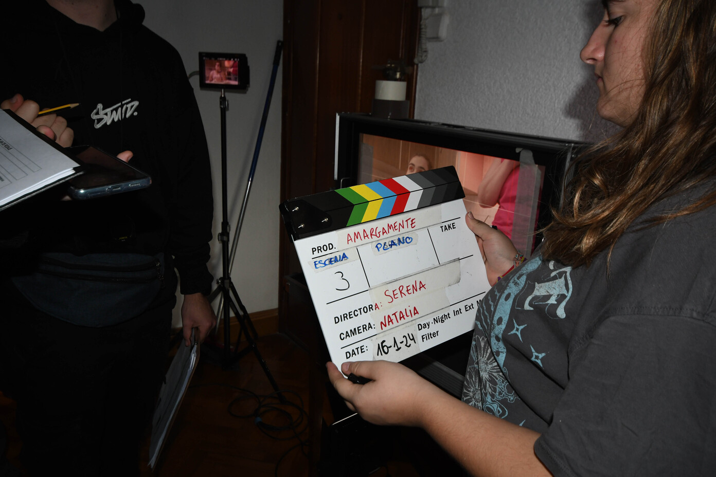 Sofía preparing the clapperboard.