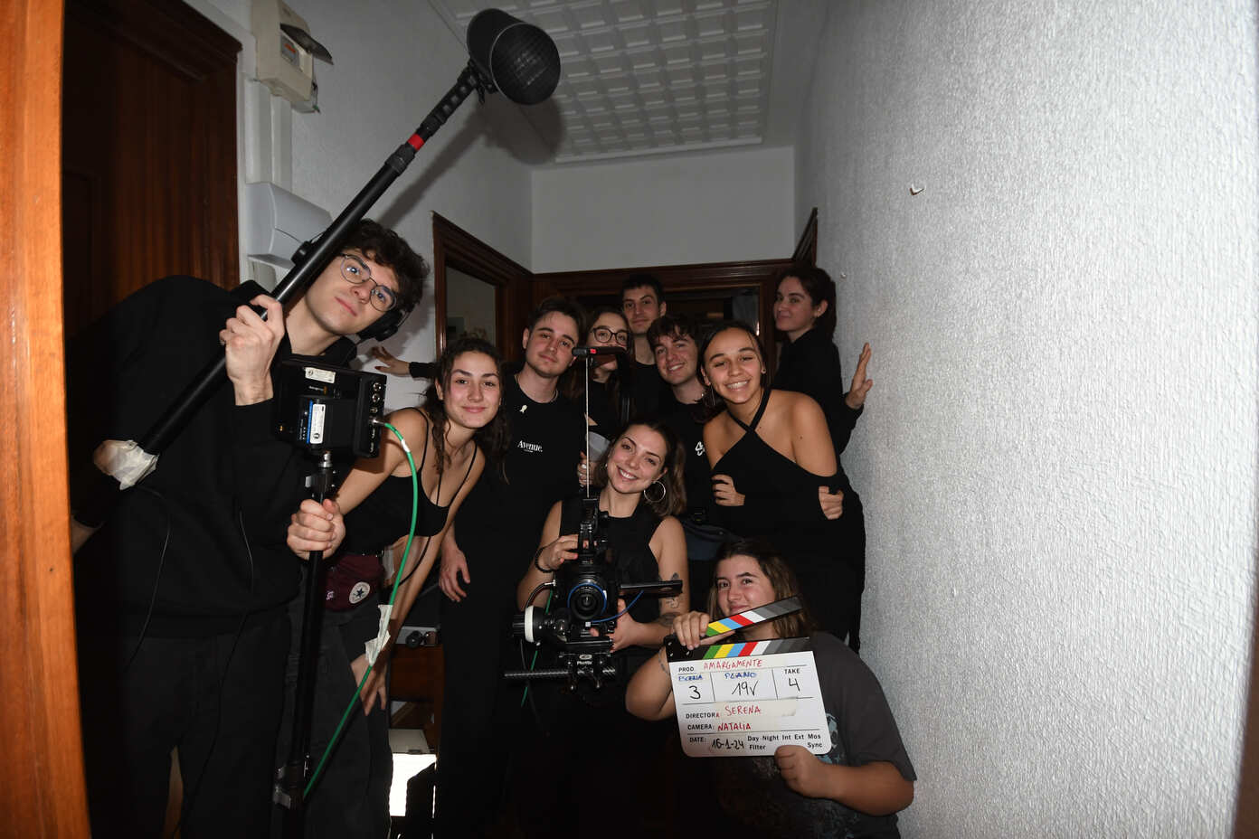 Algunos de los miembros del equipo posando con su material de rodaje.