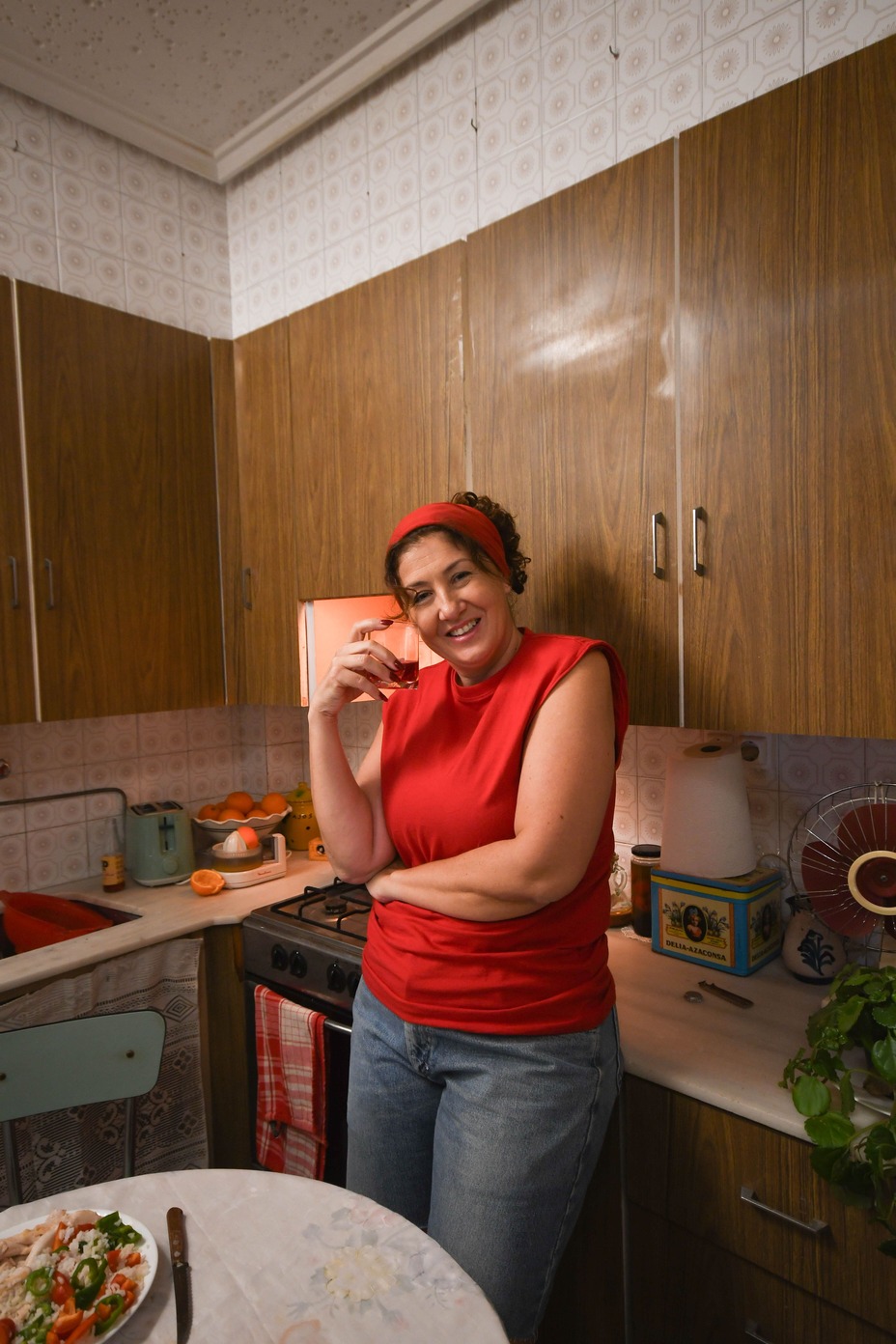 Isabel (Ayalén) posing for the still photo.