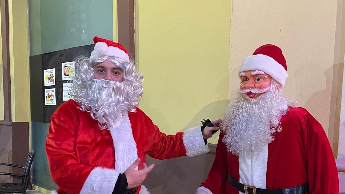 Papá Noel y un miembro de nuestro equipo