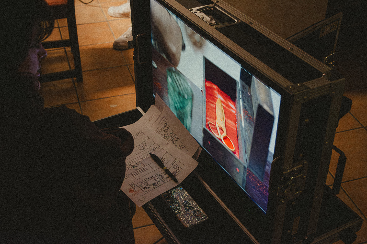 Las tijeras de oro en el monitor.