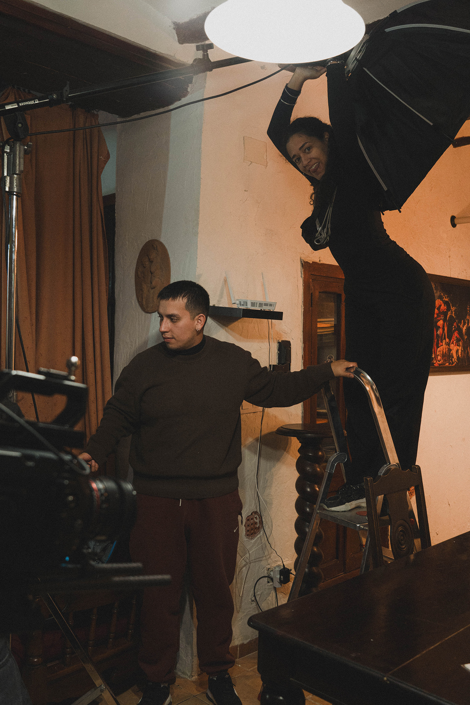 Los eléctricos trabajando duro.