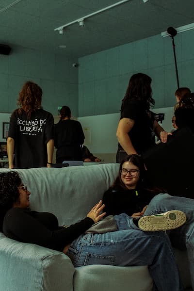 Emma y Alba en el sofá