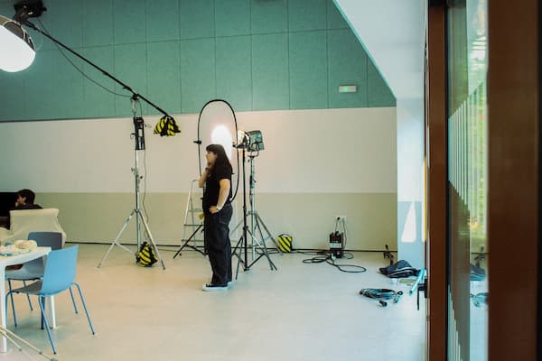 Ana revisando la iluminación