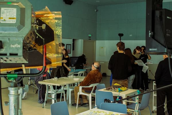 El equipo y los actores preparando el rodaje