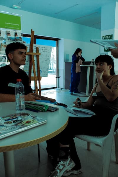 Marc Guillén y Jesse en una reunión de producción