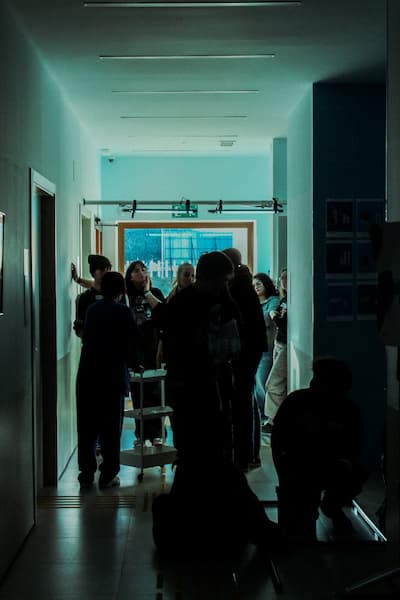 El equipo preparando el rodaje de la escena del pasillo