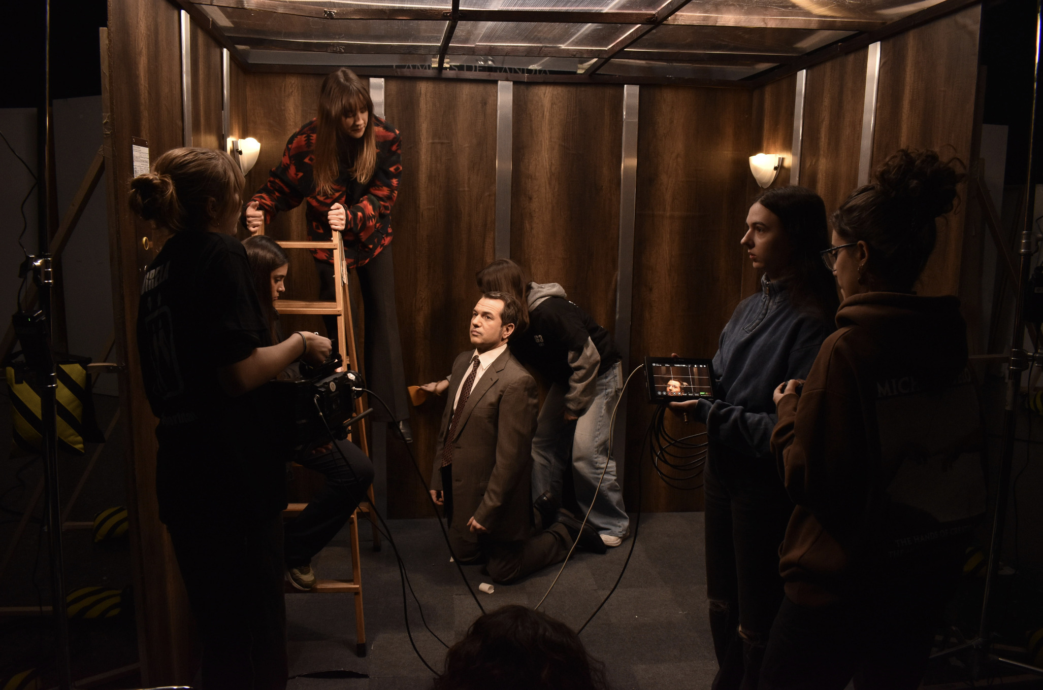 Fotografia d'un dels dies de rodatge on es veu a l'equip treballant