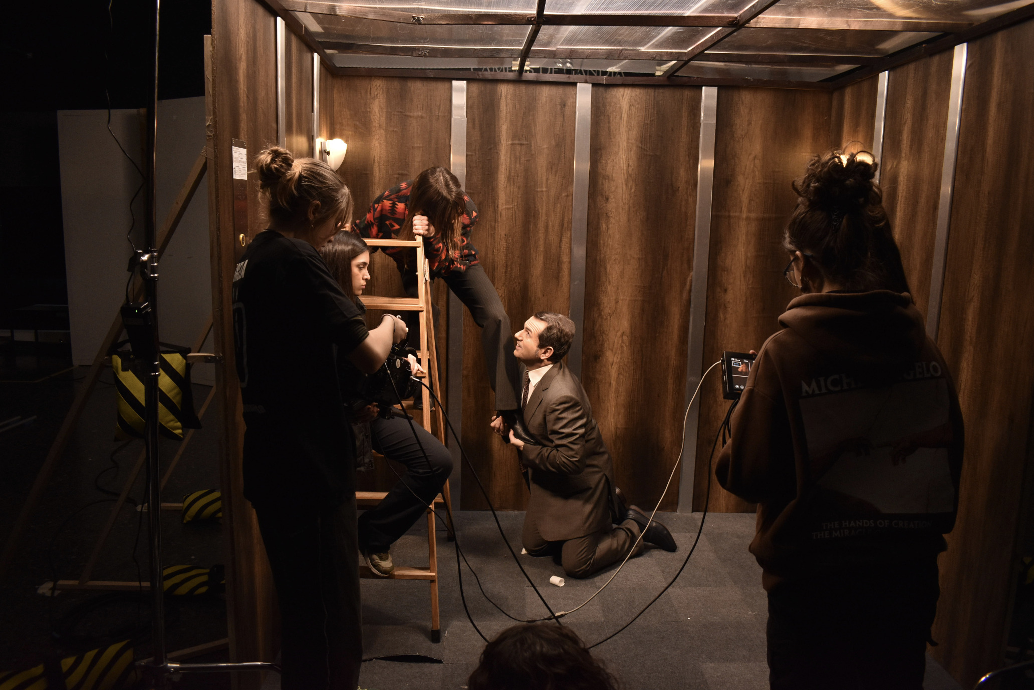 Fotografia d'un dels dies de rodatge on es veu a l'equip treballant