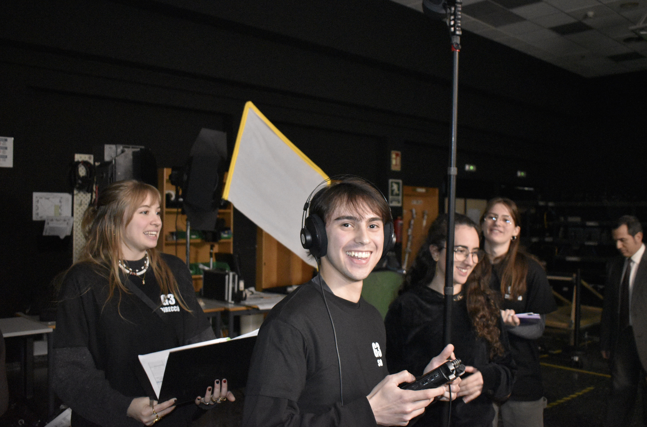 Fotografia d'un dels dies de rodatge on es veu a l'equip treballant