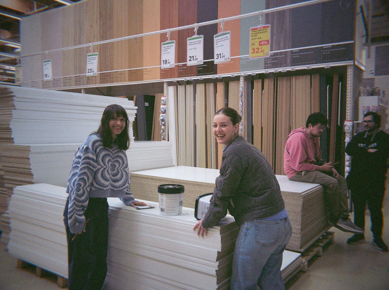 Fotografia de l’equip d’art durant el procés de construcció del decorat