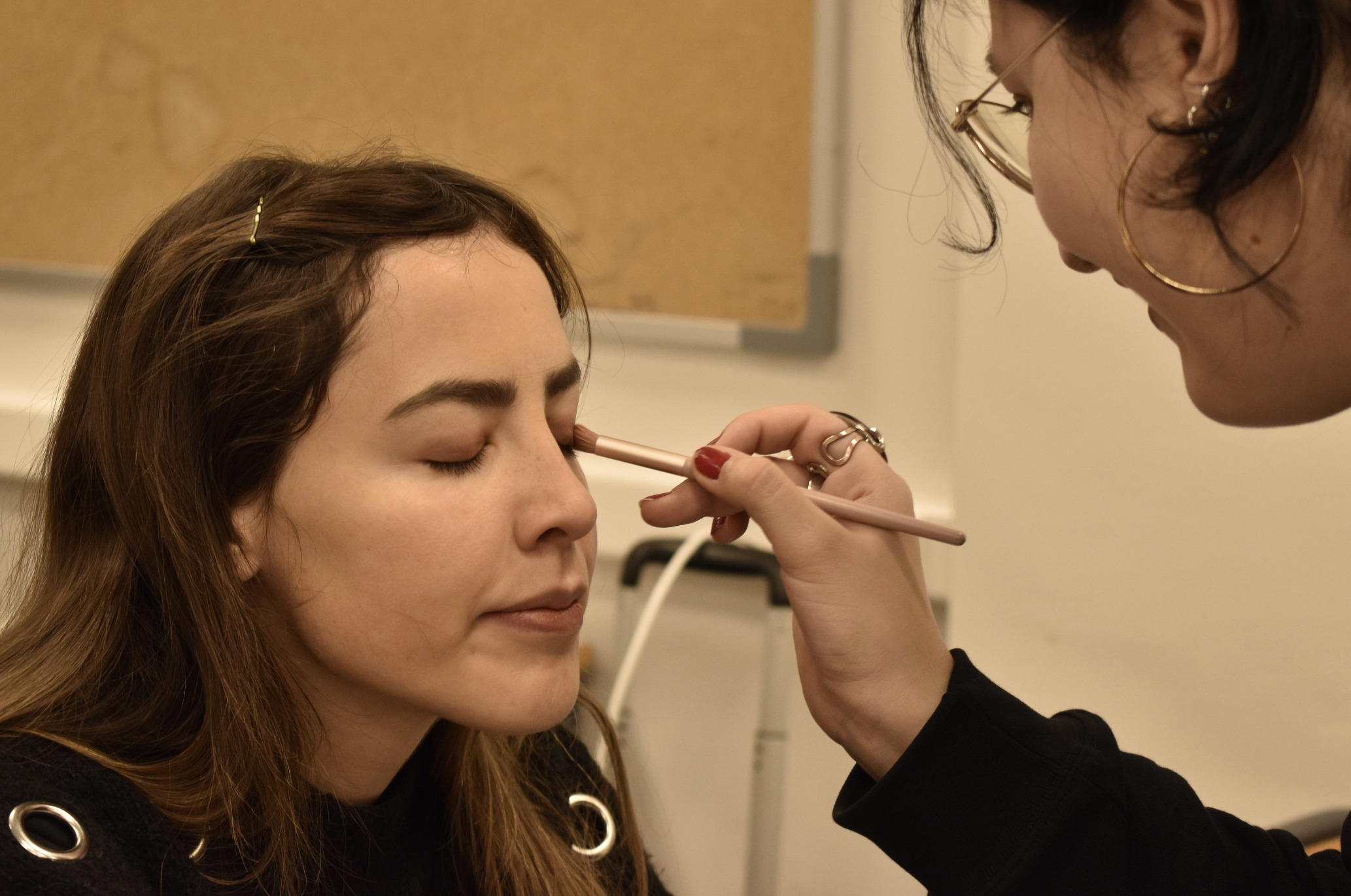 Fotografia del procés de construcció de l'ascensor amb l'equip e art