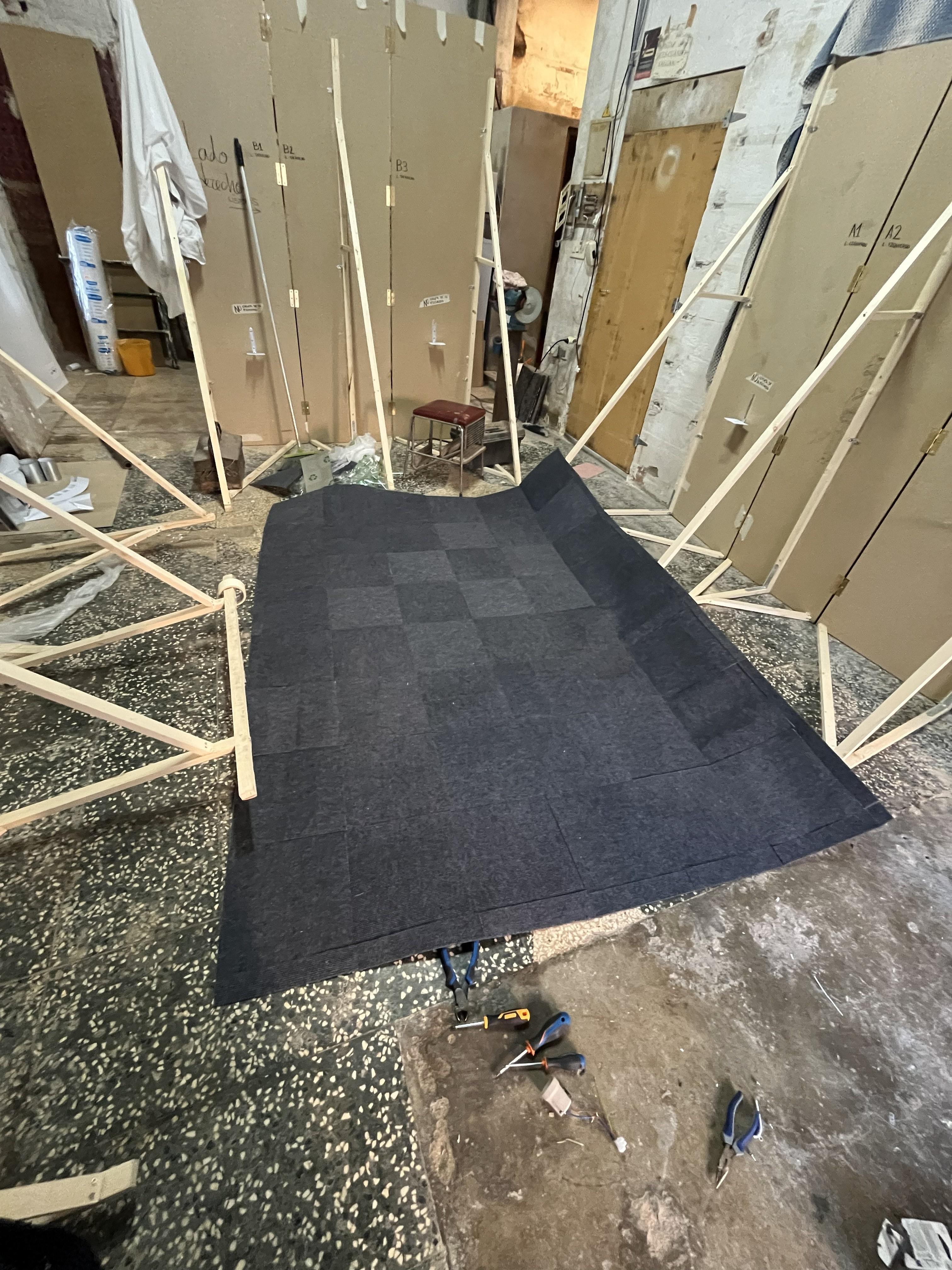 Fotografia del procés de construcció de l'ascensor amb l'equip e art