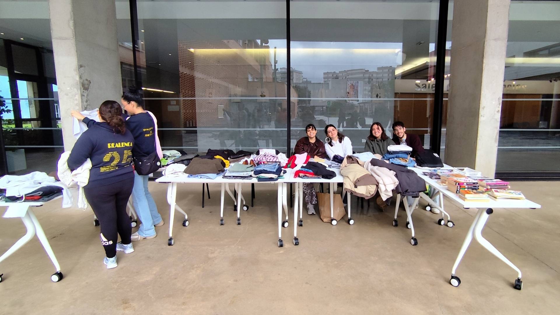 Personal del grup 3 en el mercadillo des d'una altra perspectiva