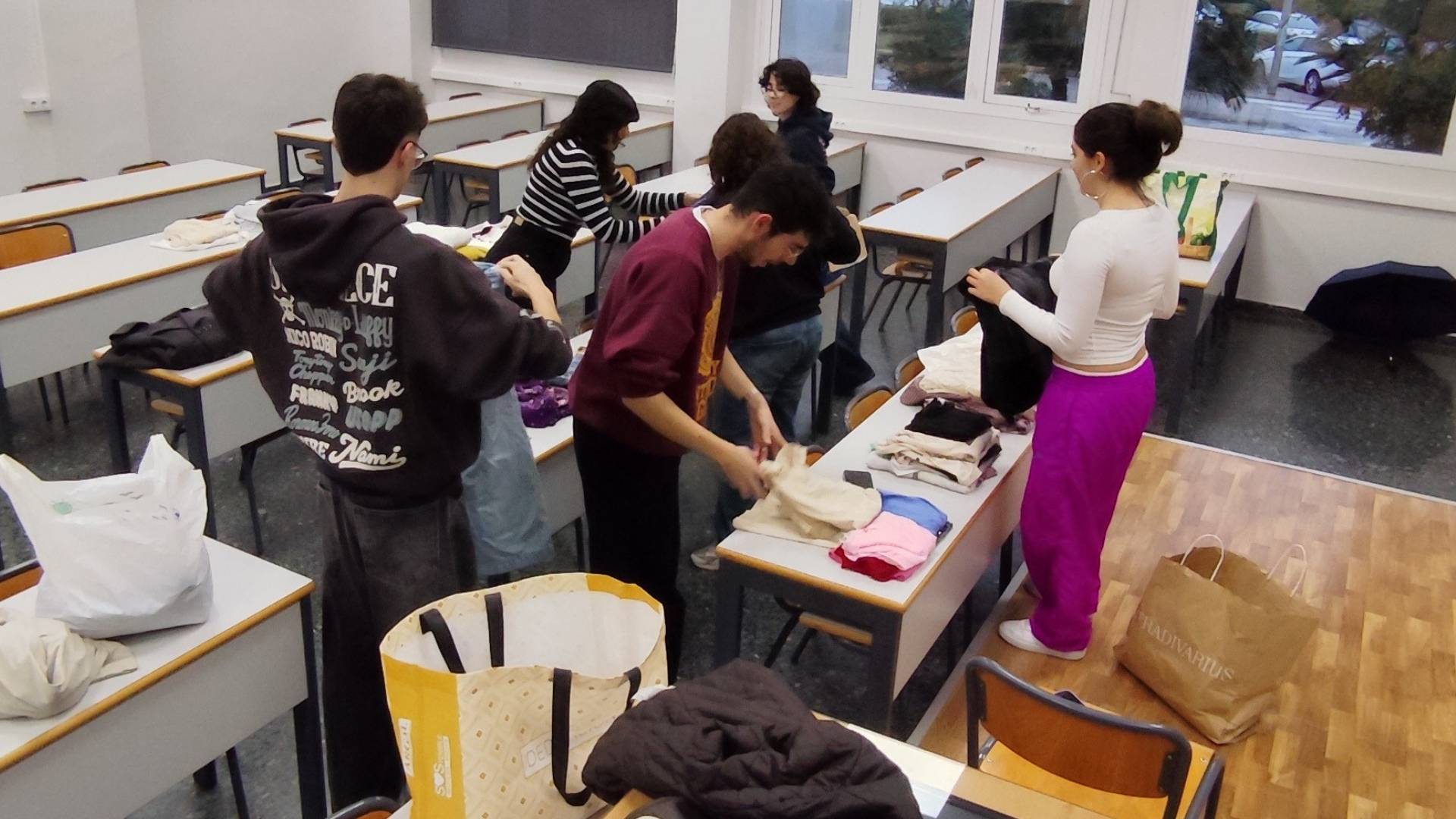 El grup 3 realitzant la selecció de roba per al mercadet