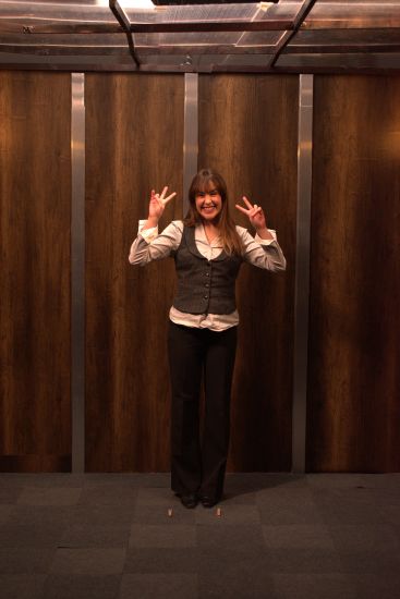 Laura posant amb el signe de pau en les dos mans