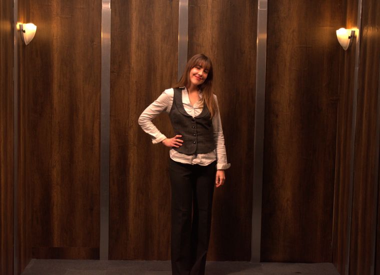 Laura posant amb una mà en la cintura